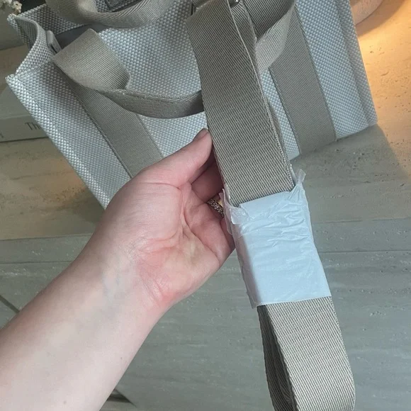 Lululemon Athletica Two-Tone Tote Bag in Gray and Tan - Picture 5 of 5